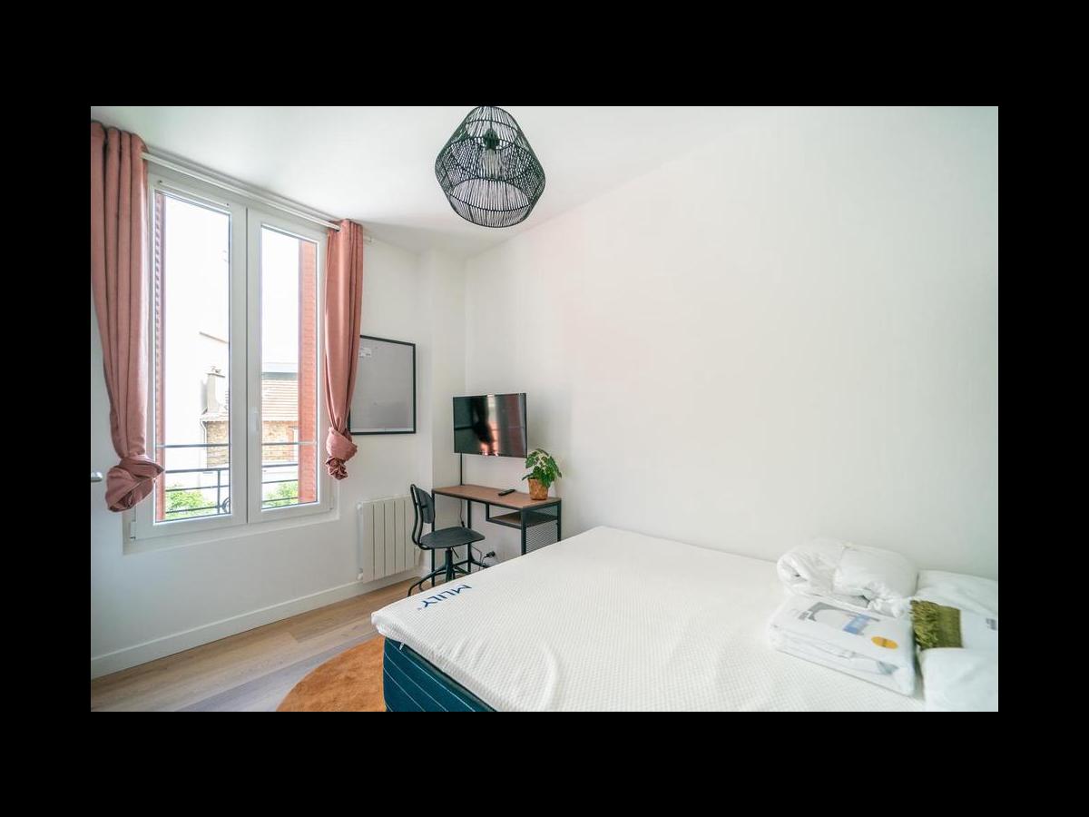 Colocation à Bayonne — Chambre avec bureau · Bayonne (54 m² le logement) Colocation à Bayonne — Chambre avec bureau · Bayonne (54 m² le logement)
