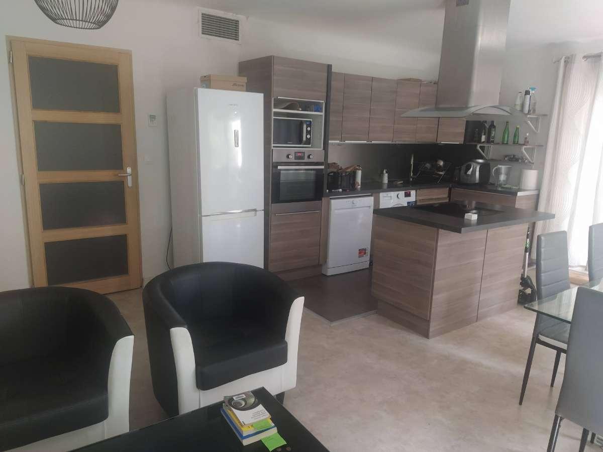 Chambre avec bureau · Marseille (48 m² le logement)