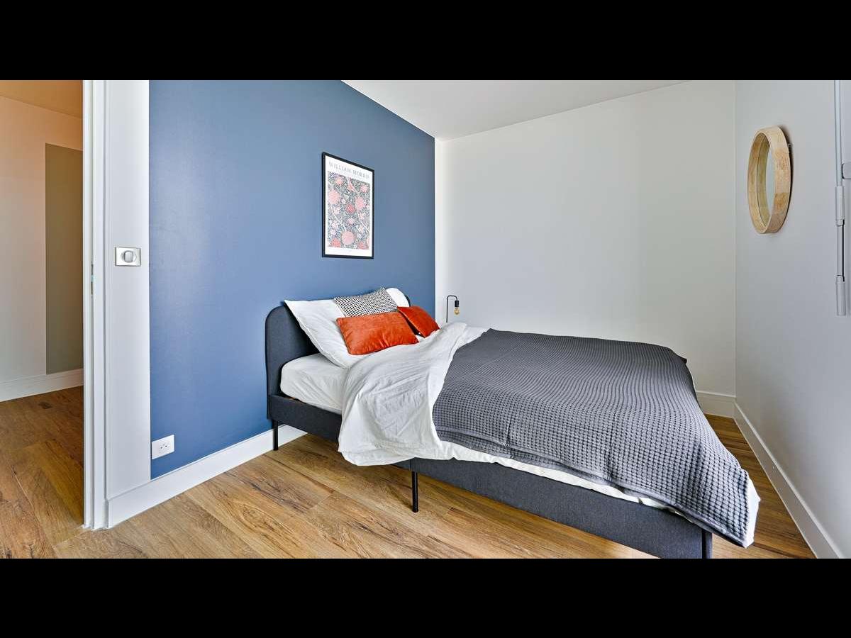 Colocation à Saint-Étienne : Chambre avec bureau · Saint-Étienne (79 m² le logement) (photo 4/6)