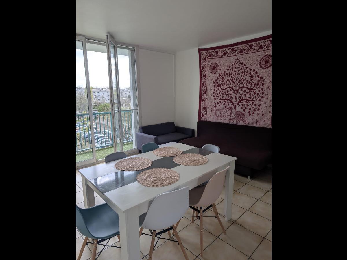 Colocation à Annecy : Colocation Annecy — chambre meublée · Novel · (photo 5/6)