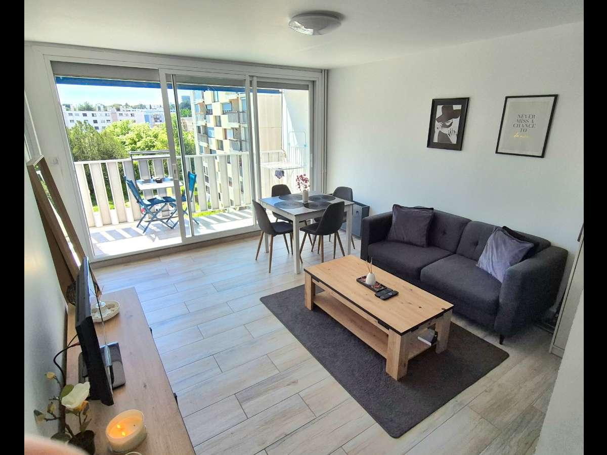 Colocation à Bourg-En-Bresse : Chambre avec bureau · Bourg-en-Bresse (93 m² le logement) (photo 3/6)