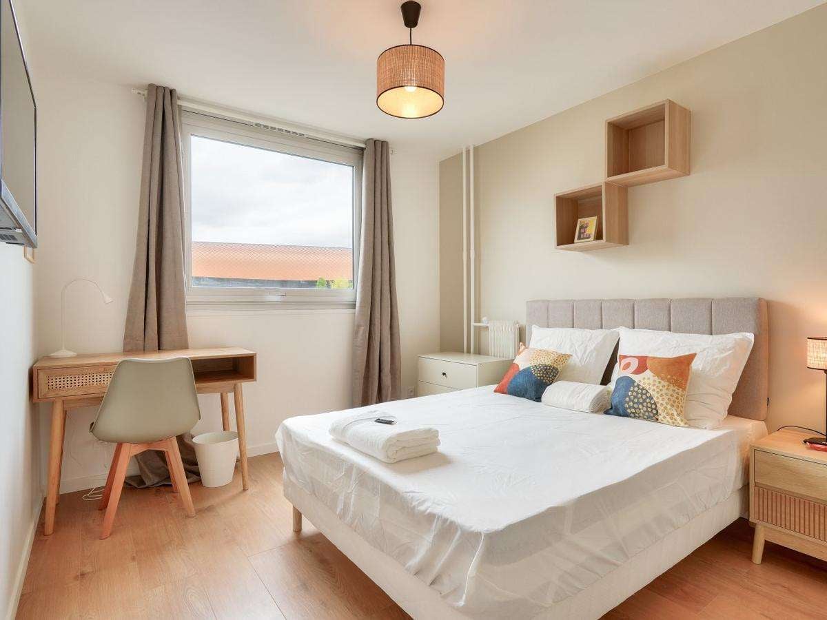 Colocation à La Seyne-Sur-Mer : Chambre avec bureau · La Seyne-sur-Mer (77 m² le logement) (photo 5/6)