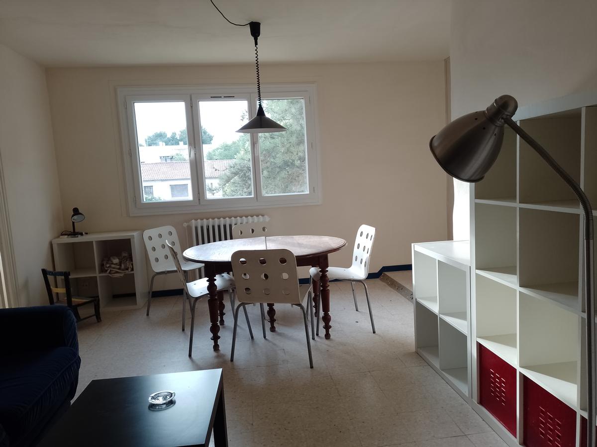 Colocation à Bourg-En-Bresse : Chambre avec bureau · Bourg-en-Bresse (42 m² le logement) (photo 4/6)