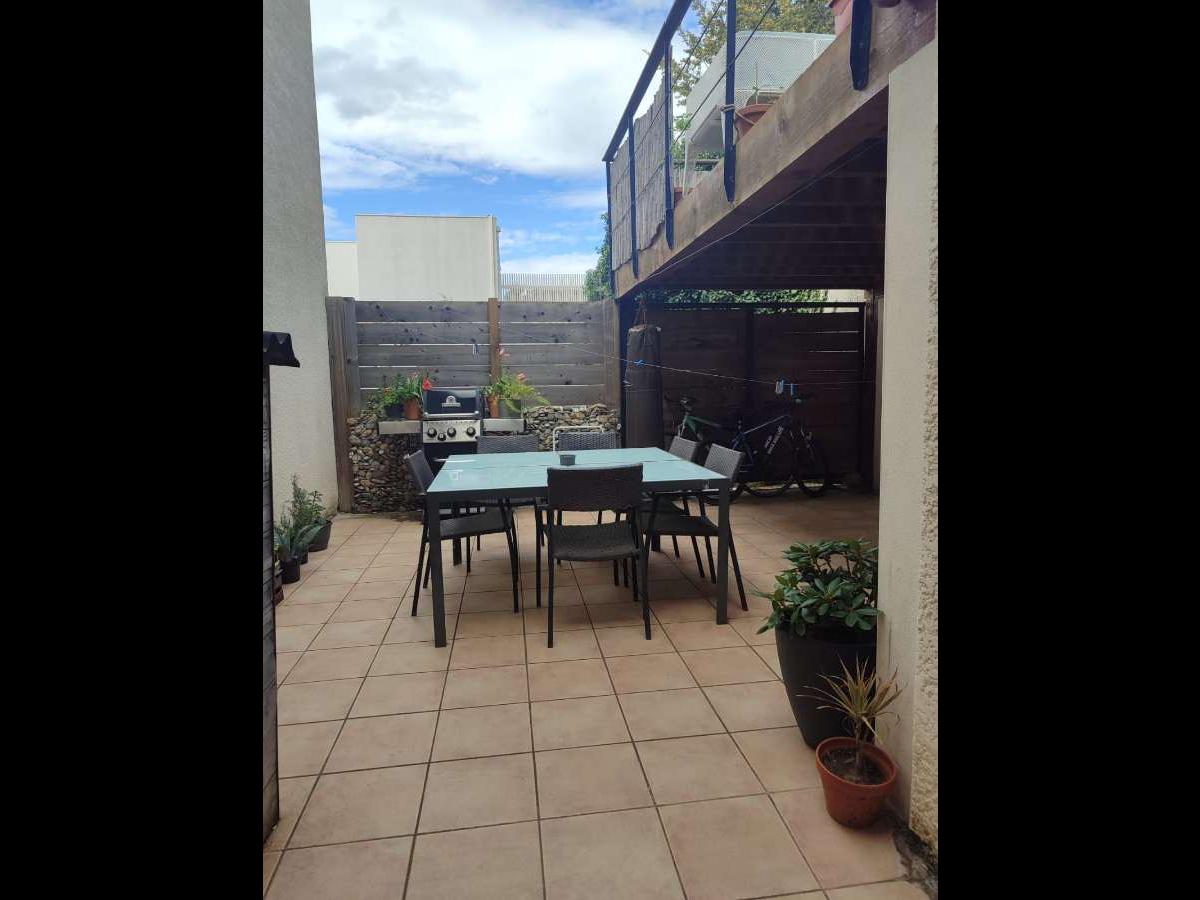 Colocation à Hyères — Chambre avec bureau · Hyères (82 m² le logement) Colocation à Hyères — Chambre avec bureau · Hyères (82 m² le logement)