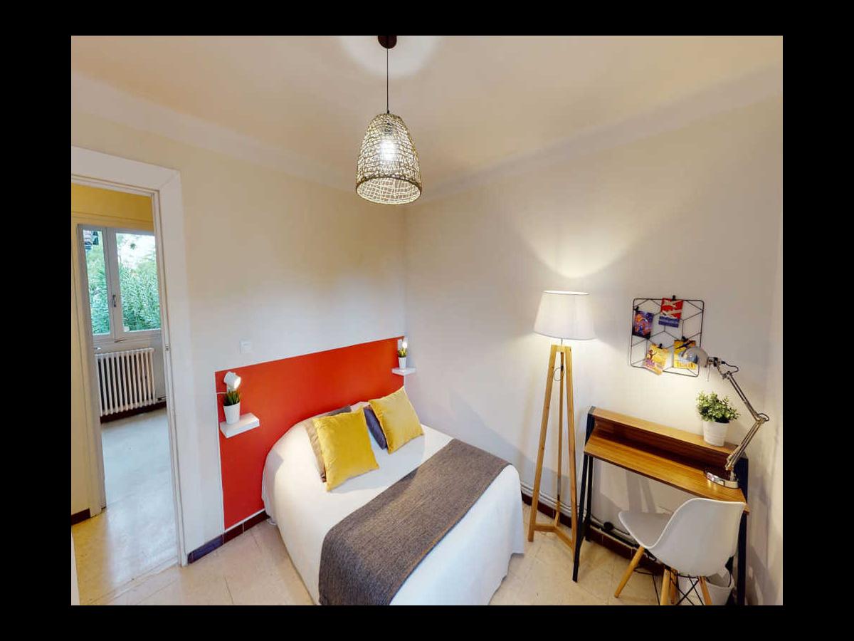 Colocation à Strasbourg : Chambre lumineuse · Strasbourg — 6 pièces au total (photo 2/6)