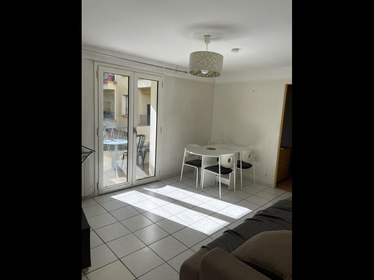 Colocation à Villeurbanne : Chambre avec bureau · Villeurbanne (65 m² le logement) (photo 3/6)