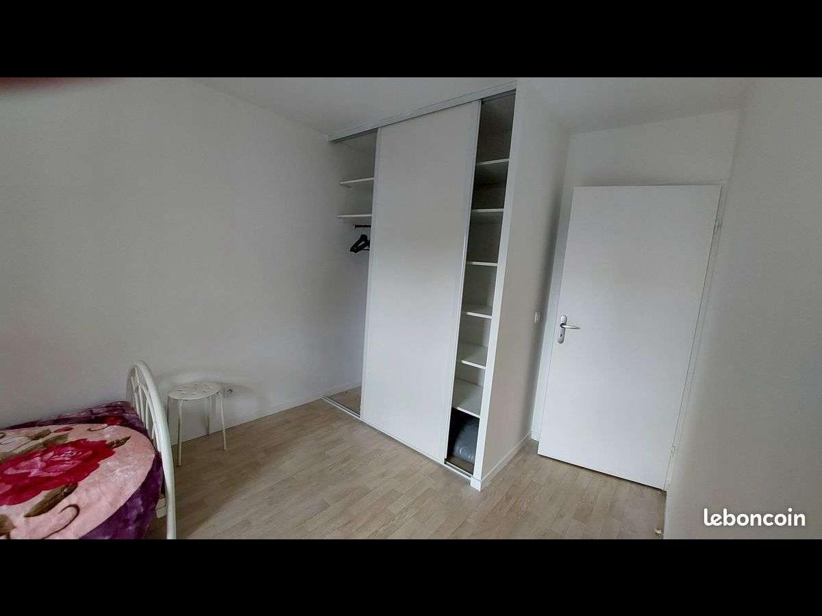 Colocation à Saint-Brieuc : Chambre lumineuse · Saint-Brieuc — 5 pièces au total (photo 3/6)
