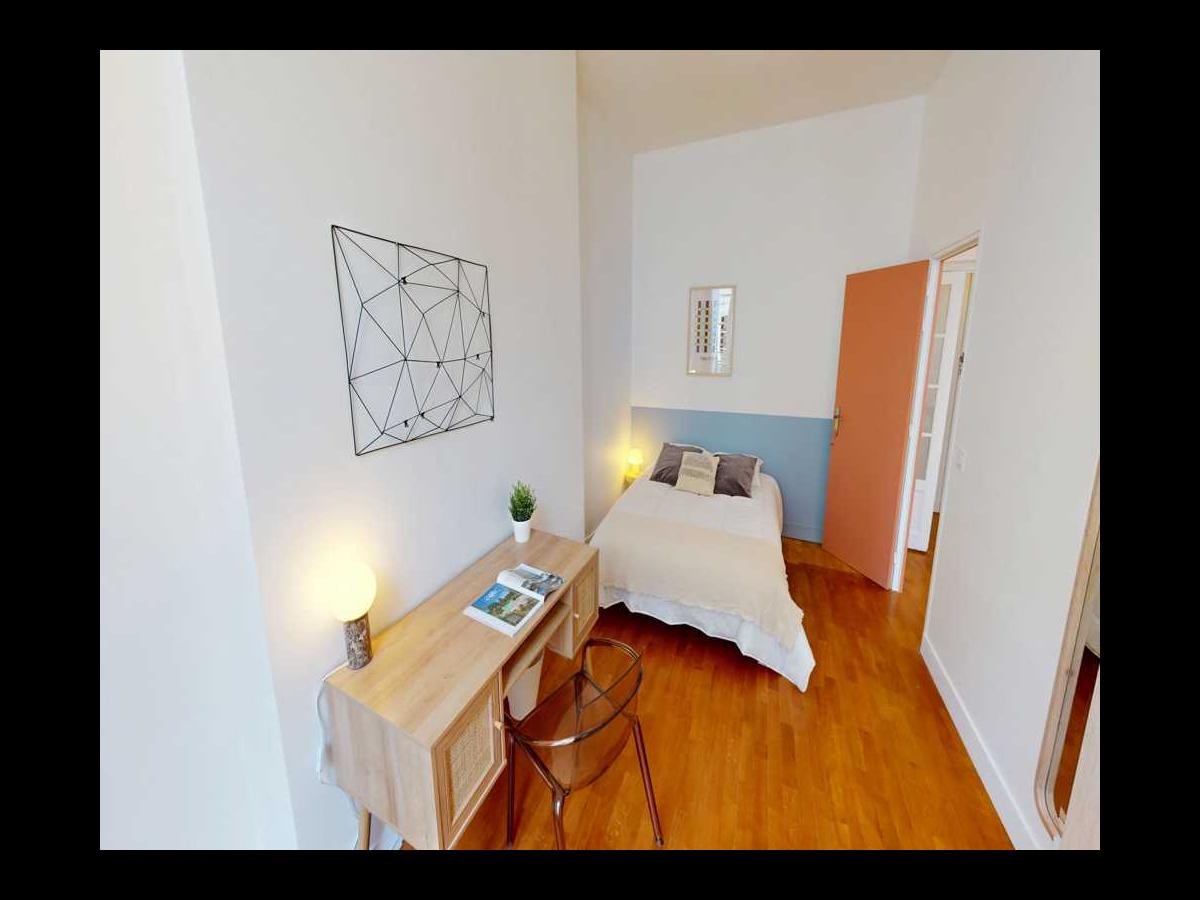 Colocation à Bastia : Chambre avec bureau · Bastia (87 m² le logement) (photo 2/6)