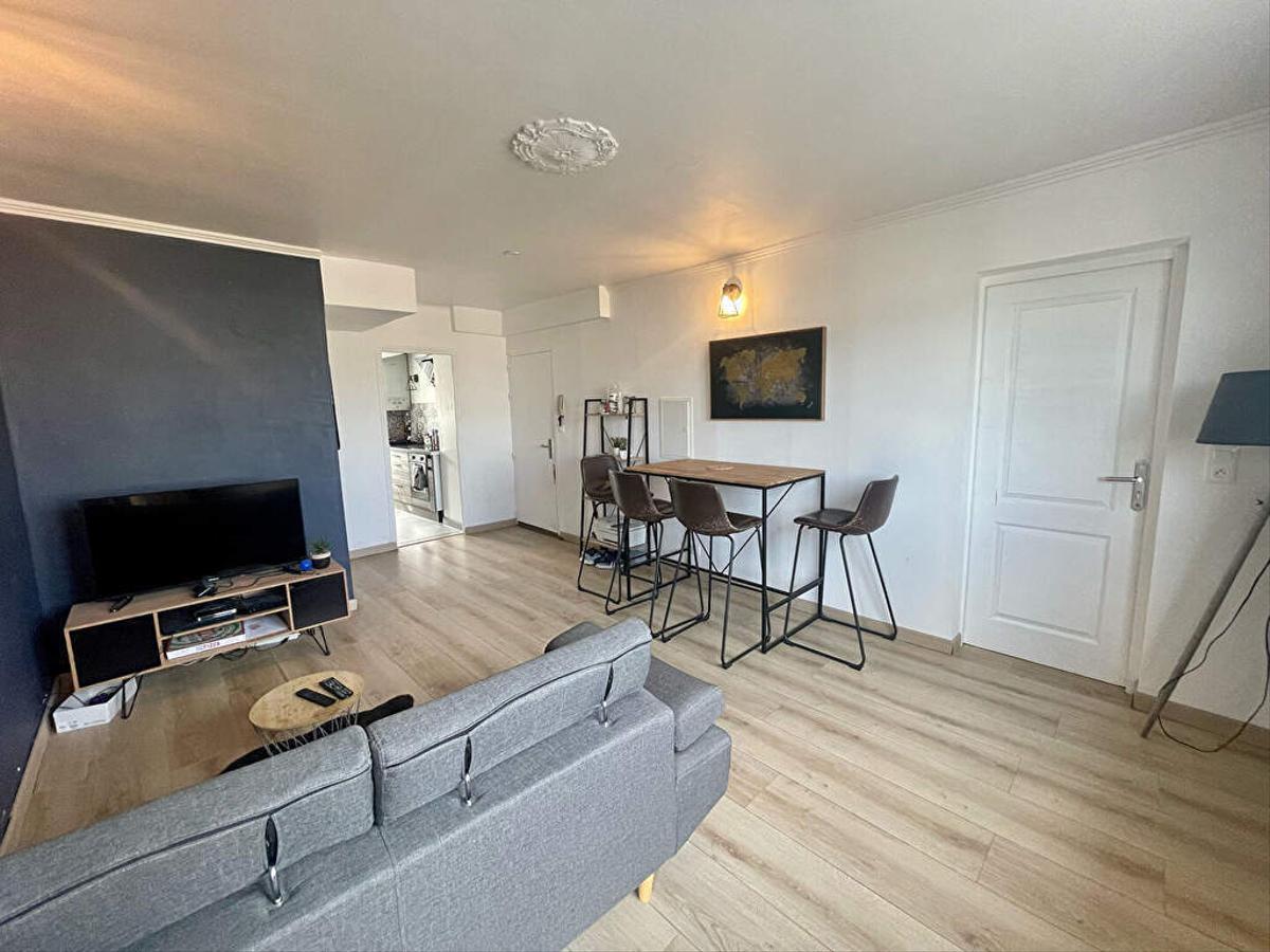 Colocation à Villeurbanne : Chambre lumineuse · Villeurbanne — 3 pièces au total (photo 2/6)