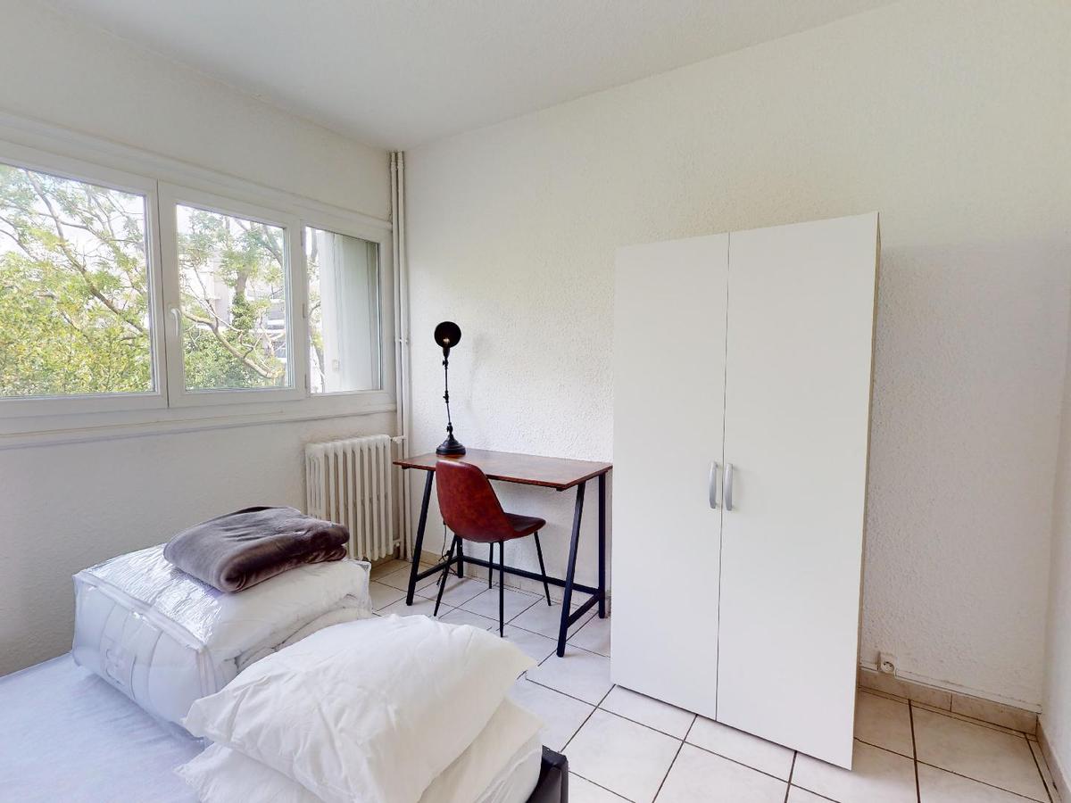 Colocation à Nancy — Chambre avec bureau · Nancy (45 m² le logement) Colocation à Nancy — Chambre avec bureau · Nancy (45 m² le logement)
