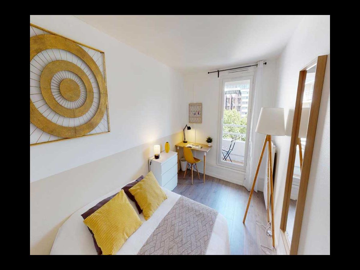 Colocation à Nantes : Chambre avec bureau · Nantes (69 m² le logement) (photo 2/6)