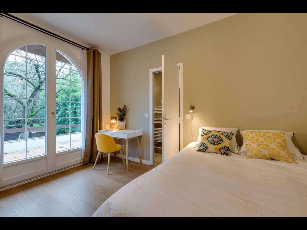 Colocation à Cergy : Chambre avec bureau · Cergy (49 m² le logement) (photo 4/6)