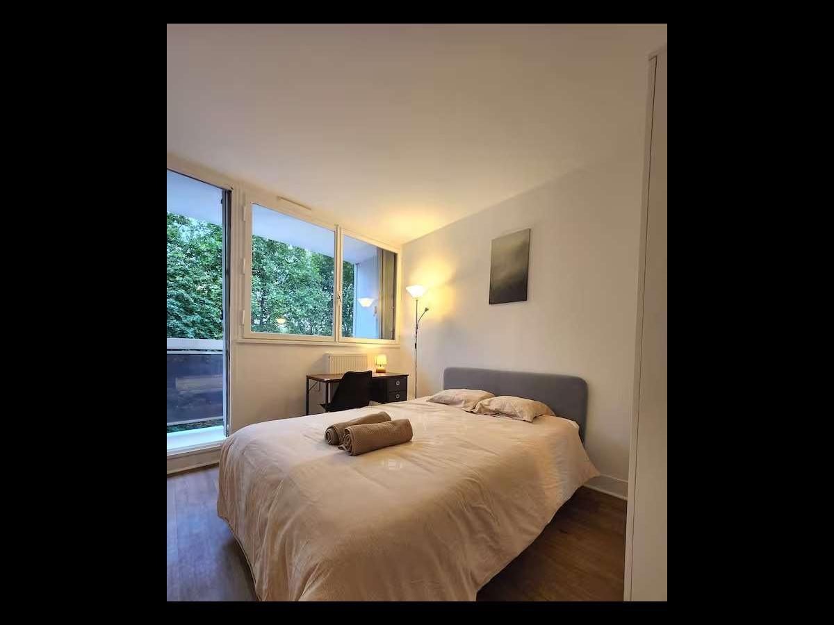 Colocation à Lyon : Chambre avec bureau · Lyon (94 m² le logement) (photo 4/6)