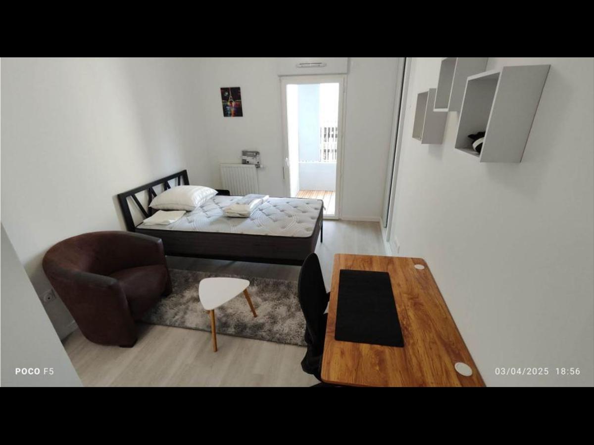 Colocation à Toulon : Chambre avec bureau · Toulon (35 m² le logement) (photo 3/6)