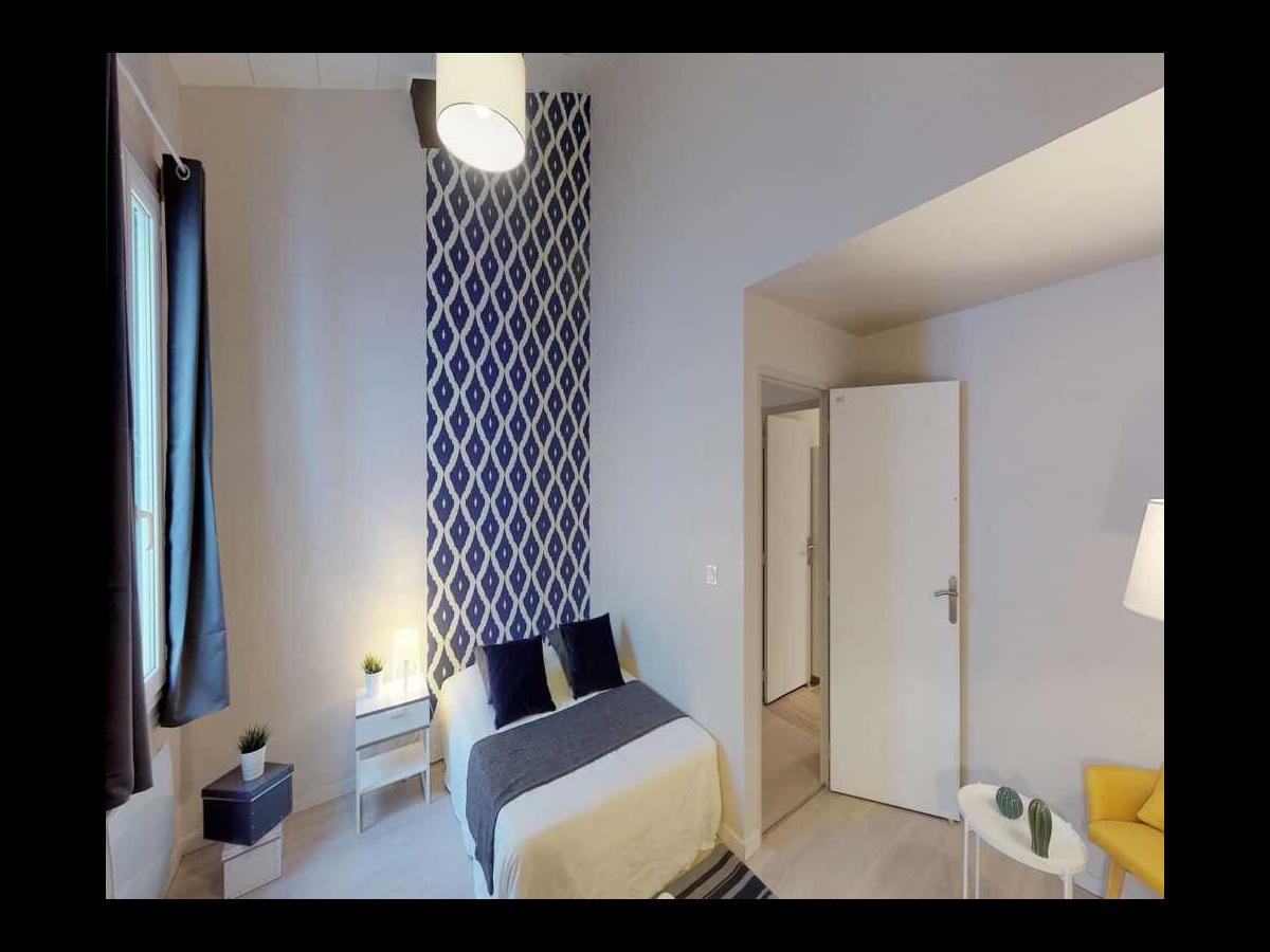 Colocation à Bordeaux : Chambre avec bureau · Bordeaux (79 m² le logement) (photo 3/6)
