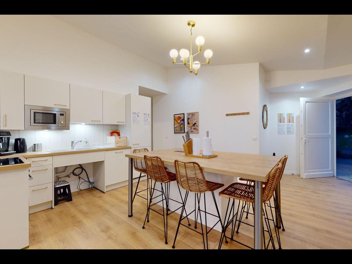 Colocation à Strasbourg : Chambre avec bureau · Strasbourg (69 m² le logement) (photo 2/6)