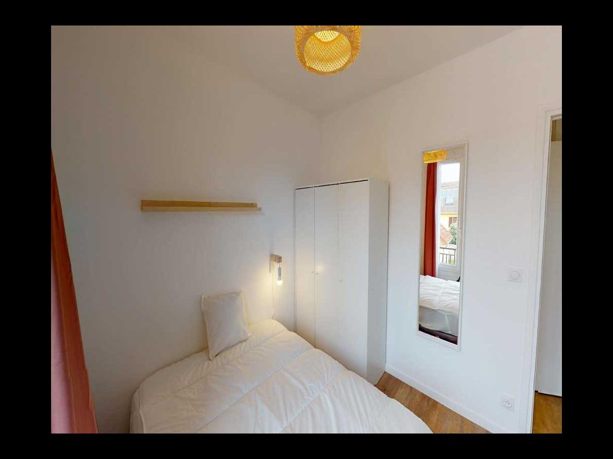 Colocation à Saint-Étienne : Chambre lumineuse · Saint-Étienne — 5 pièces au total (photo 4/6)