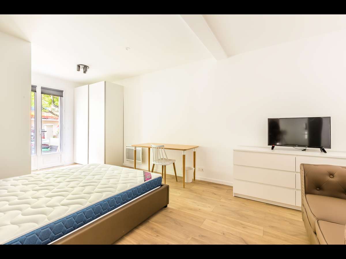 Colocation à Lorient — Chambre avec bureau · Lorient (90 m² le logement) Colocation à Lorient — Chambre avec bureau · Lorient (90 m² le logement)