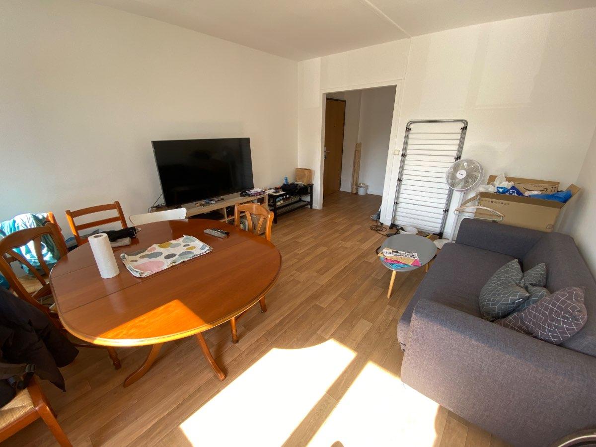 Colocation à Bourg-En-Bresse : Chambre avec bureau · Bourg-en-Bresse (87 m² le logement) (photo 4/6)