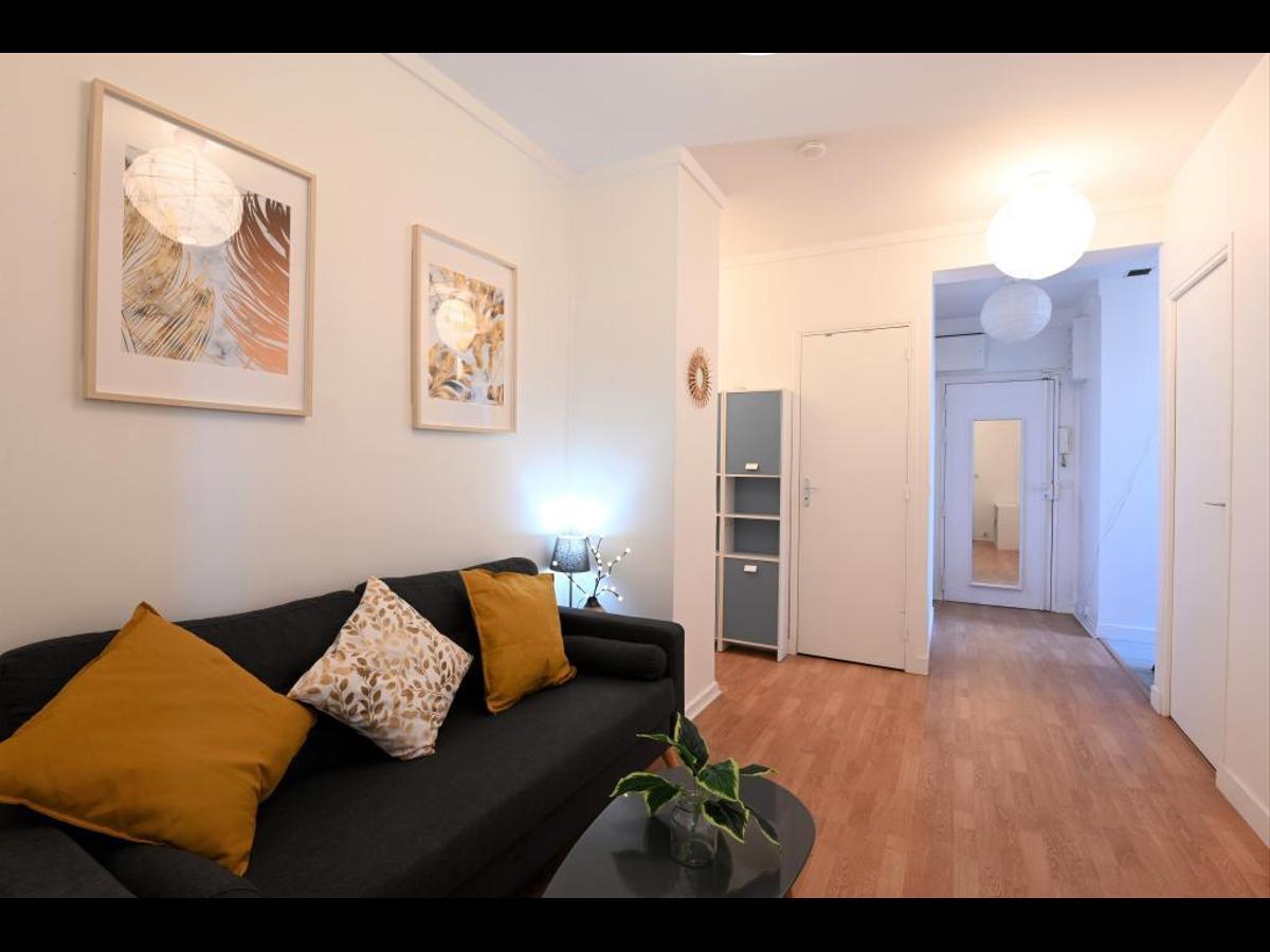 Colocation à Saint-Étienne : Chambre lumineuse · Saint-Étienne — 5 pièces au total (photo 2/6)