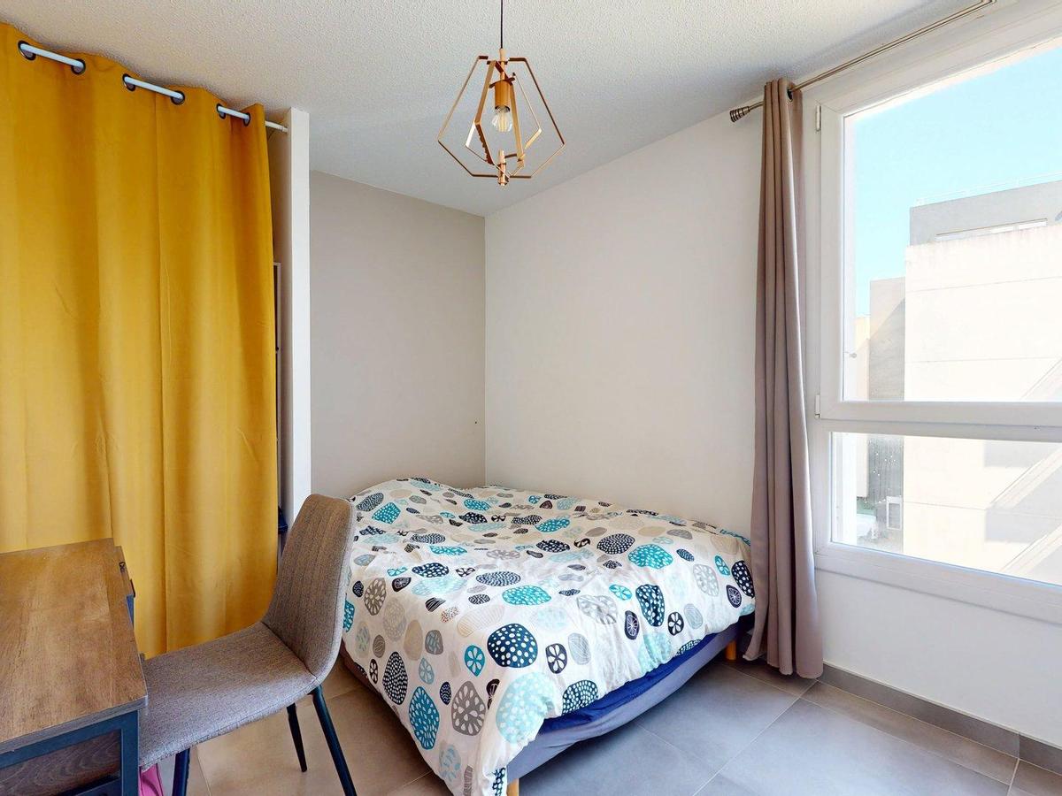 Colocation à Mérignac : Chambre avec bureau · Mérignac (66 m² le logement) (photo 2/6)