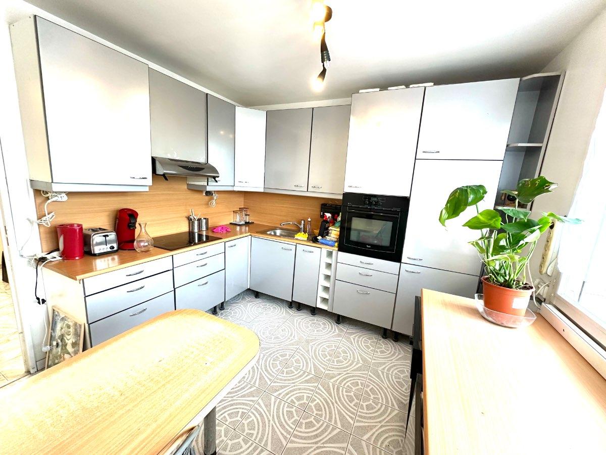 Colocation à Cergy — Chambre avec bureau · Cergy (42 m² le logement) Colocation à Cergy — Chambre avec bureau · Cergy (42 m² le logement)