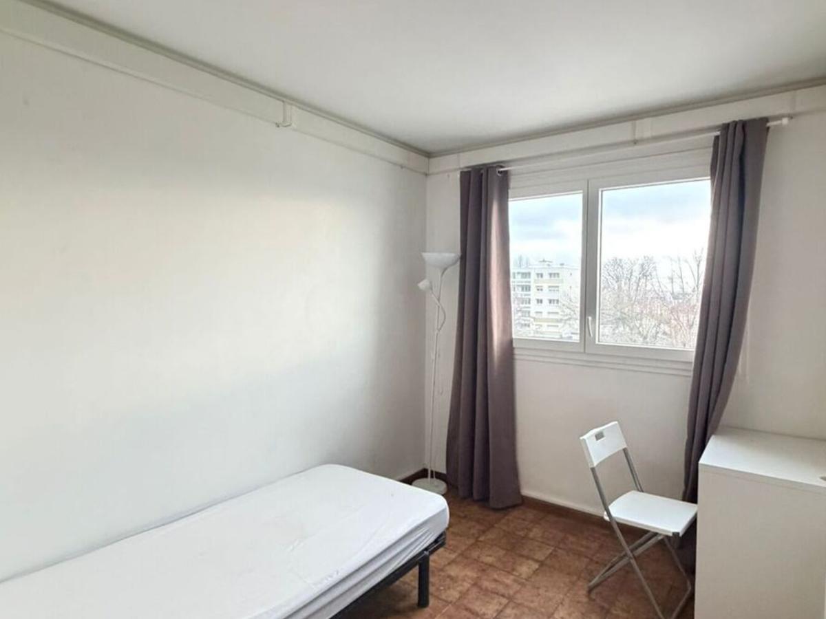 Colocation à Orléans : Chambre avec bureau · Orléans (38 m² le logement) (photo 3/6)