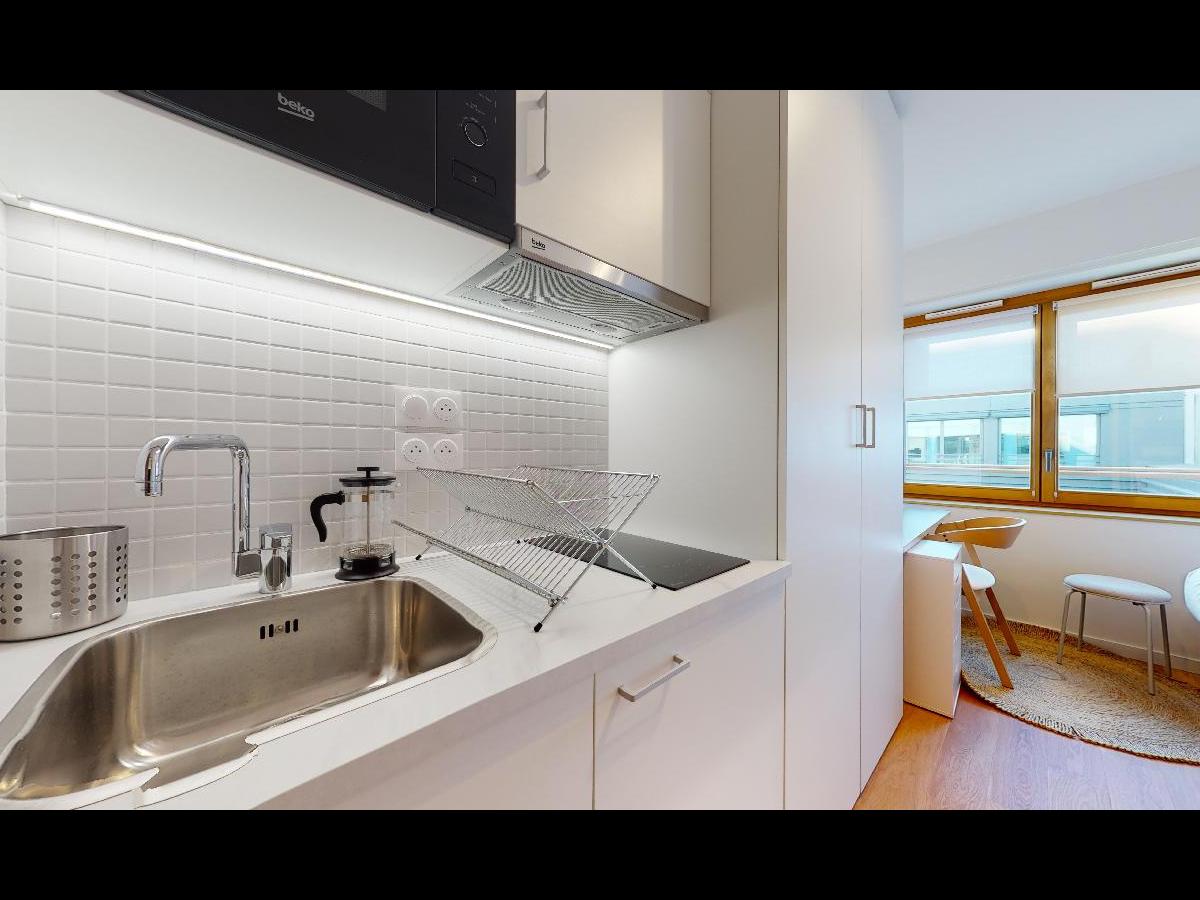 Colocation à Paris — Chambre avec bureau · Paris (72 m² le logement) Colocation à Paris — Chambre avec bureau · Paris (72 m² le logement)