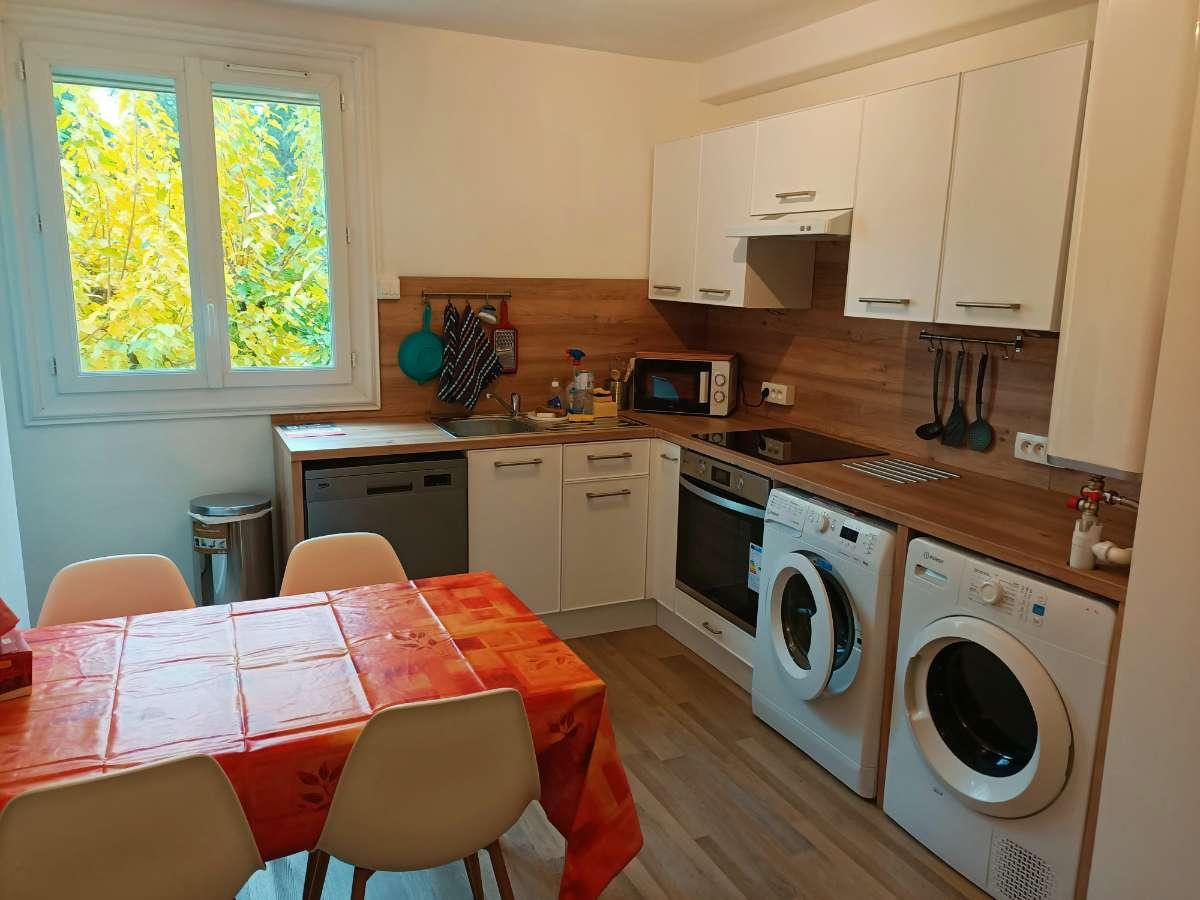 Colocation à Hyères : Chambre lumineuse · Hyères — 5 pièces au total (photo 5/6)