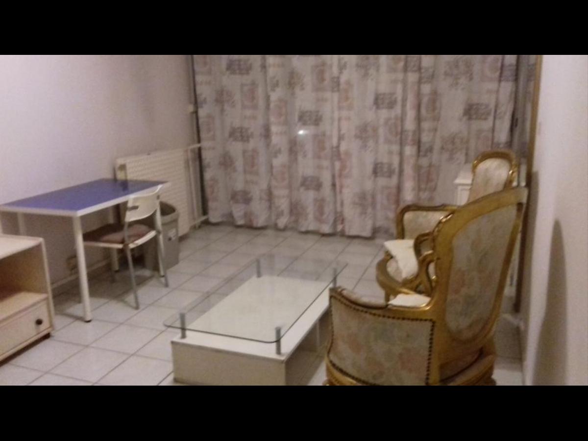 Colocation à La Seyne-Sur-Mer : Chambre avec bureau · La Seyne-sur-Mer (87 m² le logement) (photo 3/6)