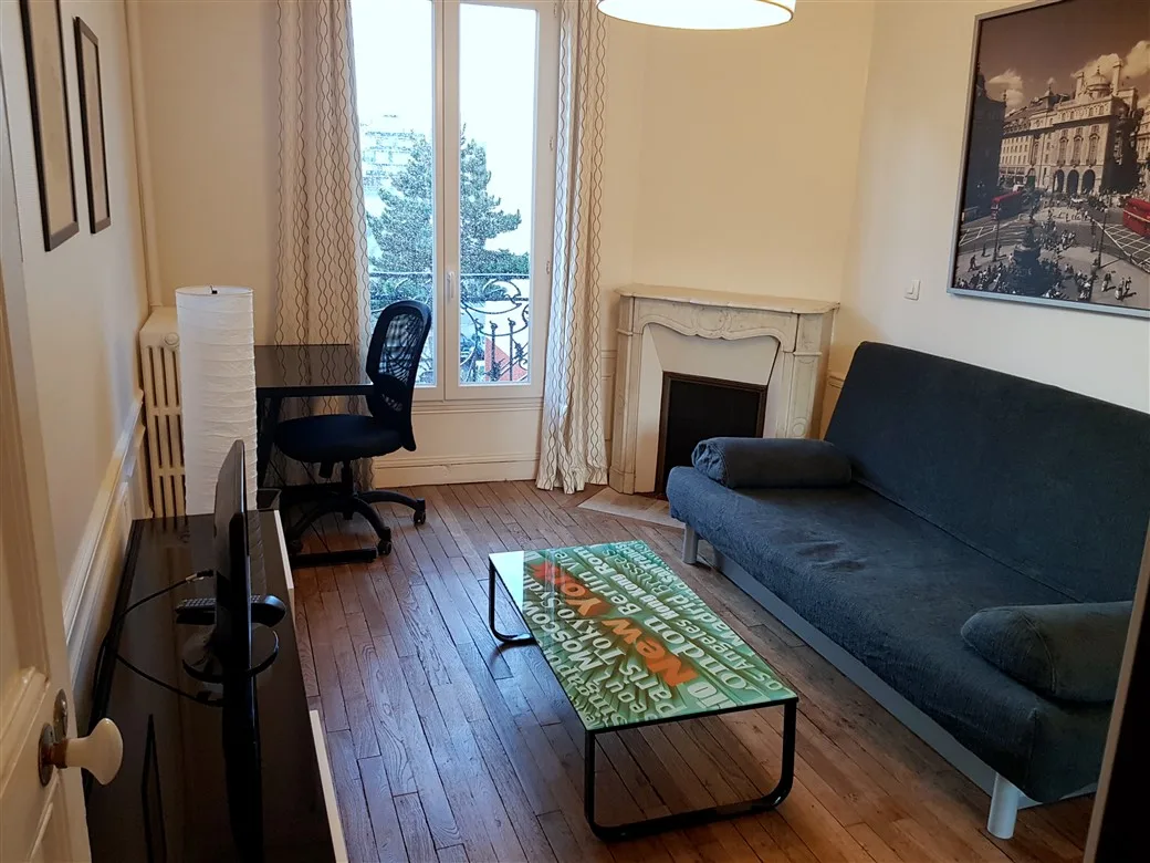 Colocation à Courbevoie — Au 30/05 : belle chambre meublée dans colocation à Courbevoie (10 mn de La Défense)
