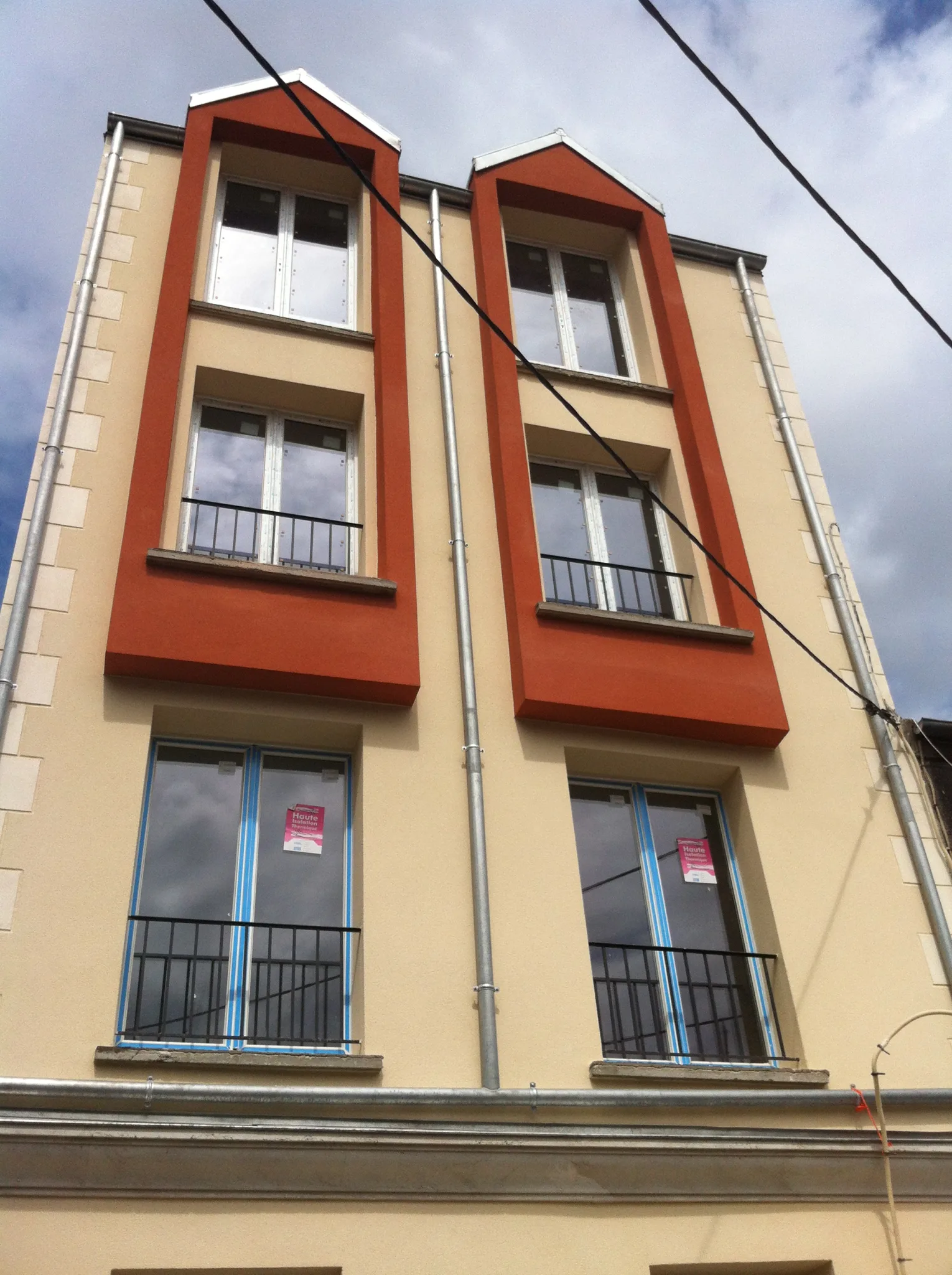 Colocation à Saint-Denis : Chambre avec salle de bain privative (photo 2/3)